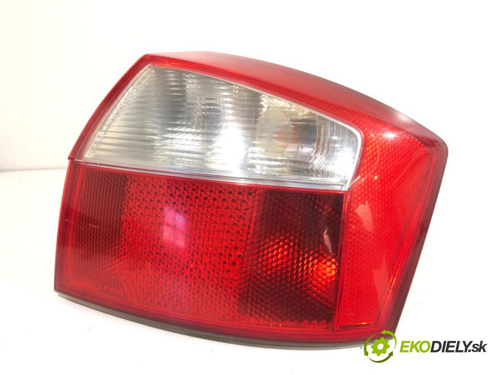 AUDI A4 B6 sedan 2003 132 kW 2.5 TDI quattro 2496 Svetlo pravy zad 
