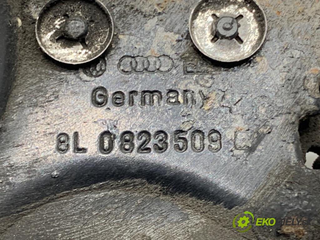 AUDI A6 C5 sedan 1997 110 kW 1.8 T 1781 zámok kapoty predný 8L0823509