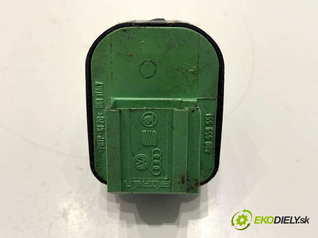 AUDI A6 C5 sedan 1997 110 kW 1.8 T 1781 Prepínač nastavenia spätných zrkadiel 4B0959551 (Prepínacie páčky pod volantom)