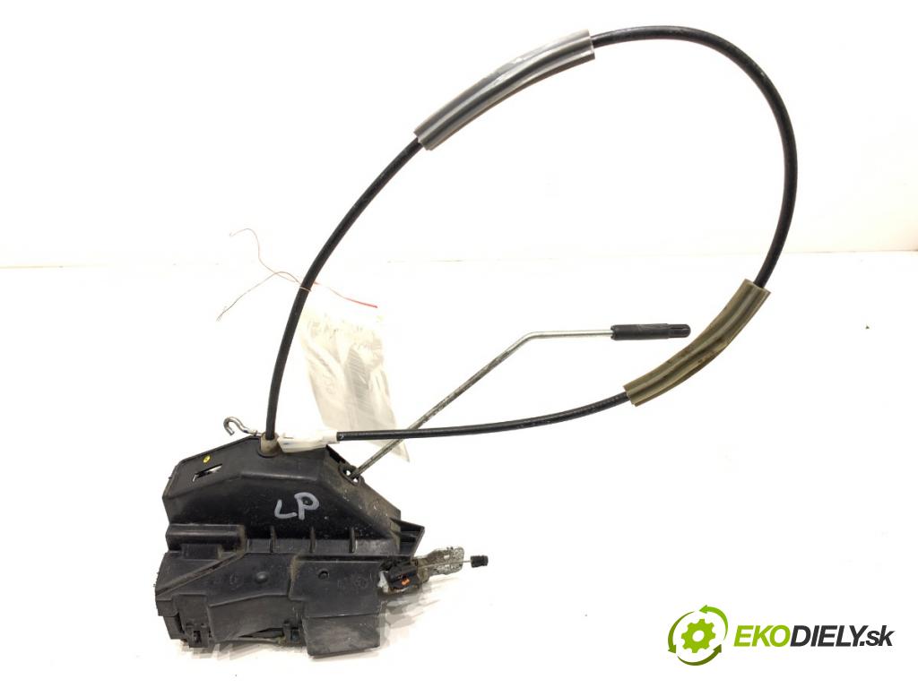 VW FOX liftback 2006 40 kW 1.2 1198 zámok Dvere ľavy predný 