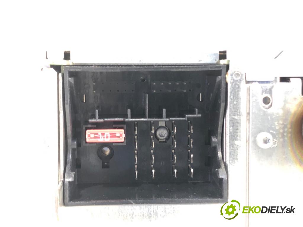 VW POLO IV 9N liftback 2005 47 kW 1.2 12V 1198 RADIO  (Audio zariadenie)