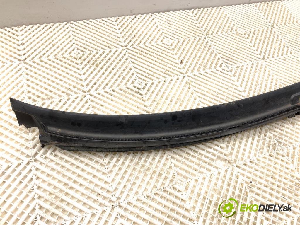 AUDI A6 C5 sedan 1997 110 kW 1.8 T 1781 Torpédo, plast pod čelné okno 4B1819403A (Torpédo (plast pod čelným sklom))