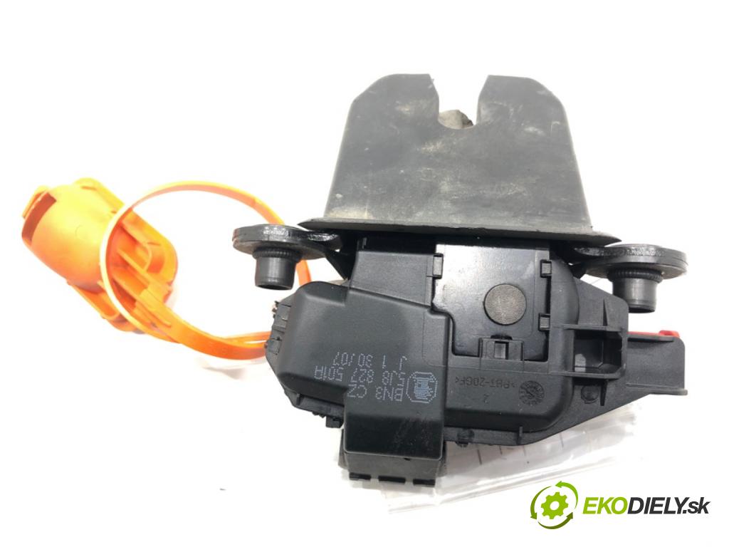 SKODA ROOMSTER nadwozie zamknięte / kombi 2007 59 kW 1.4 TDI 1422 zámok dverí zad 5J8827501A