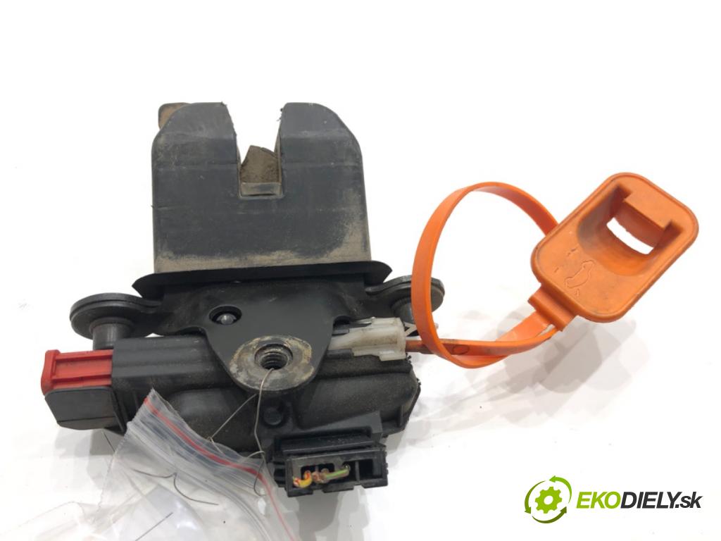 SKODA ROOMSTER nadwozie zamknięte / kombi 2007 59 kW 1.4 TDI 1422 zámok dverí zad 5J8827501A