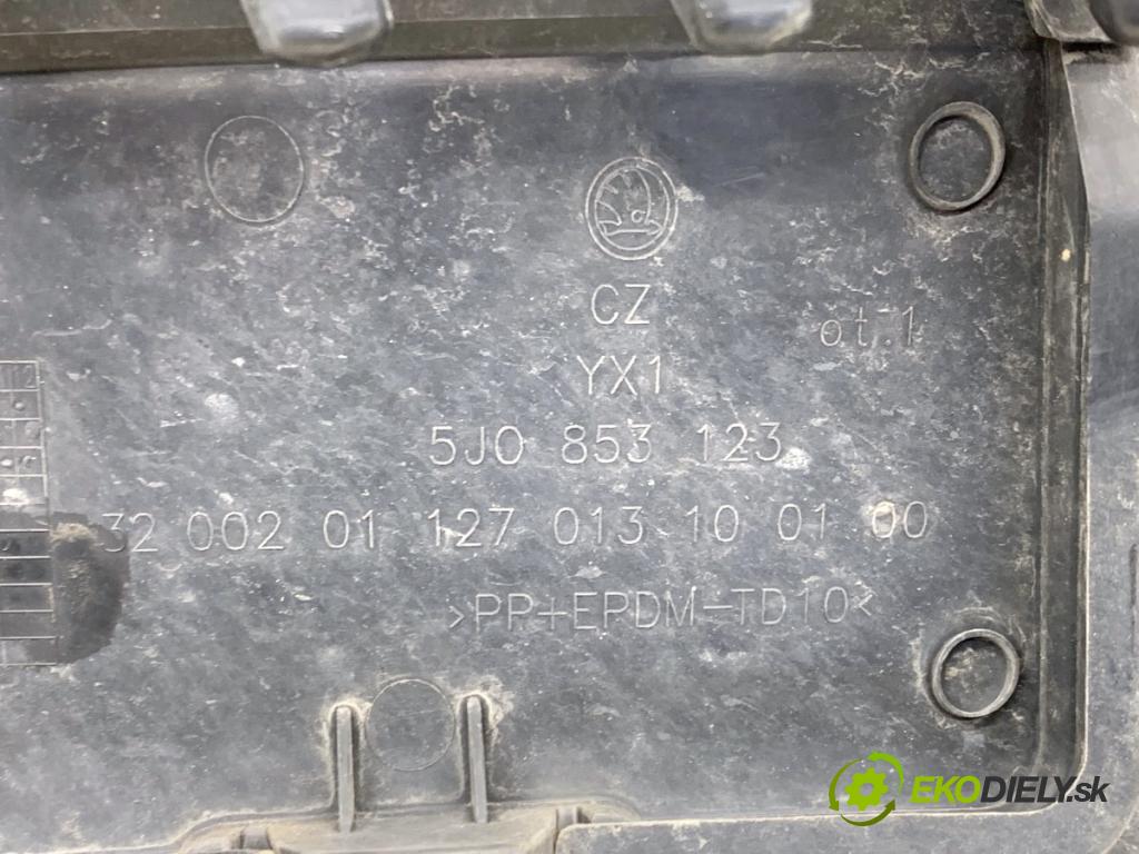 SKODA ROOMSTER nadwozie zamknięte / kombi 2007 59 kW 1.4 TDI 1422 mřížka maska 5J0853668 (Přední mřížka (maska chladiče))