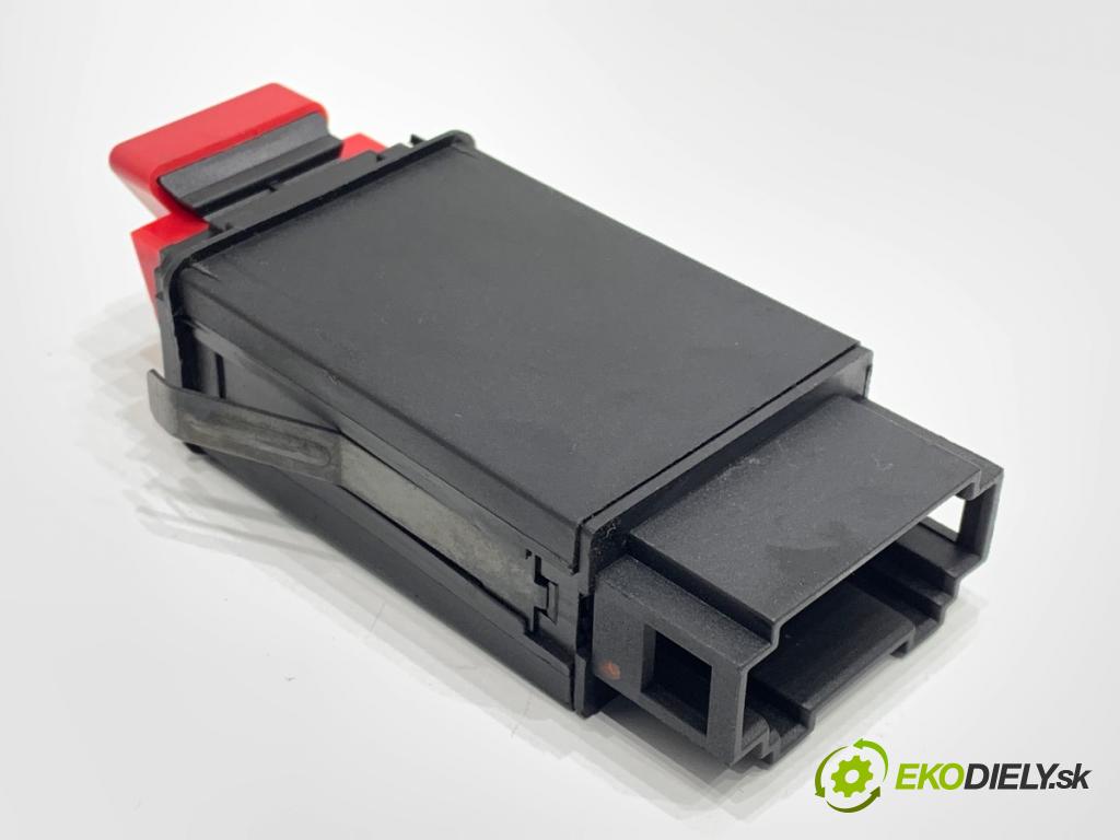 AUDI A6 C5 sedan 2002 162 kW 3.0 2976 Spínač svetiel výstražných (núdzových)  (Prepínacie páčky pod volantom)