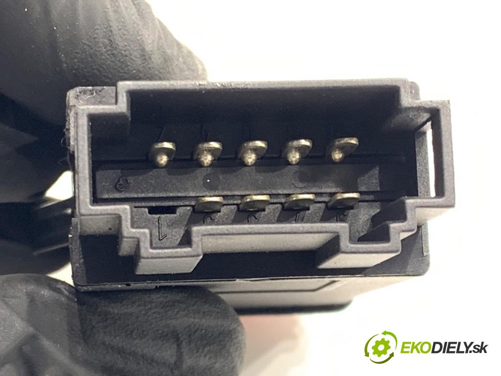 AUDI A6 C5 sedan 2002 162 kW 3.0 2976 Spínač svetiel výstražných (núdzových)  (Prepínacie páčky pod volantom)