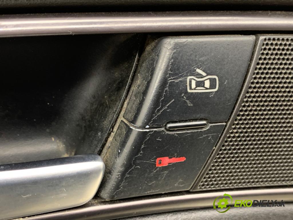 AUDI A6 C5 sedan 2002 162 kW 3.0 2976 čalúnenie Dvere ľavy predný