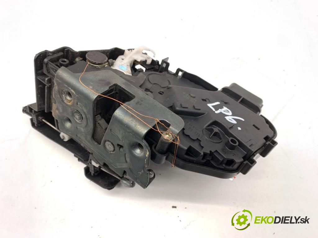 VOLVO V50 Kombi 2006 80 kW 1.6 D 1560 zámok Dvere ľavy predný 30753658