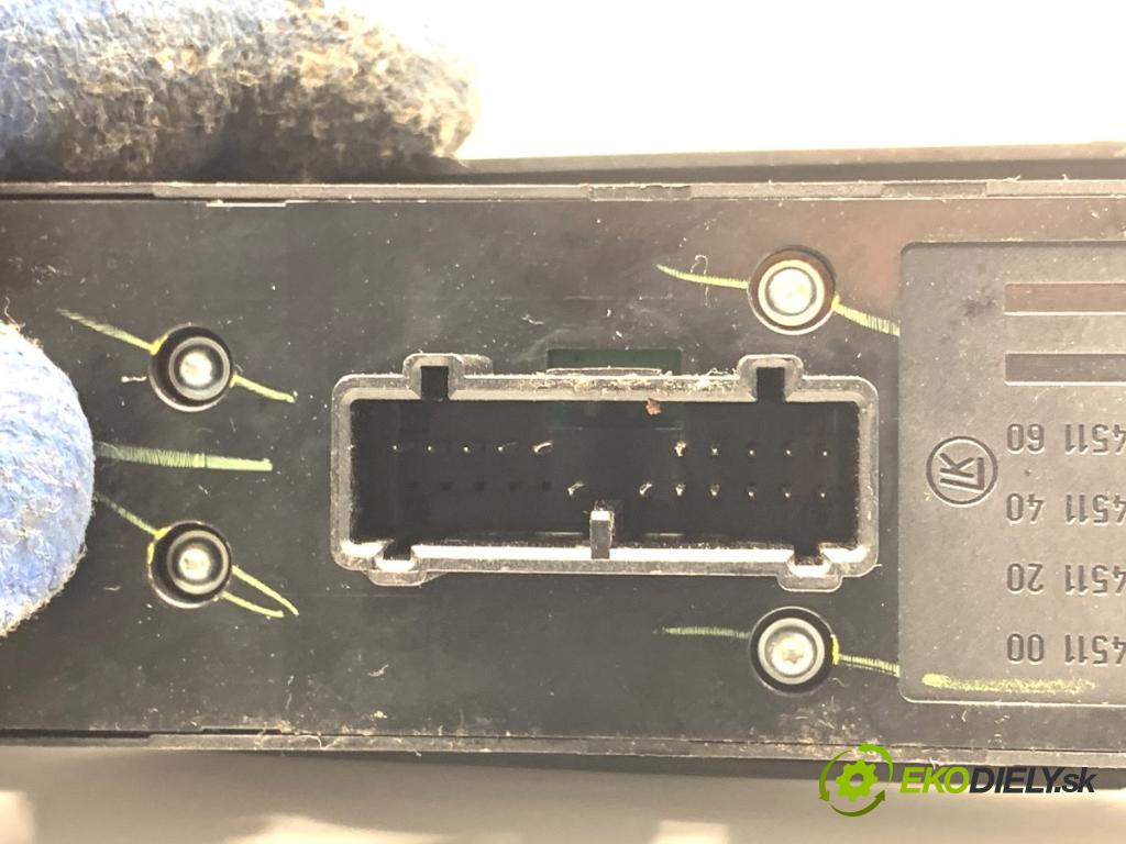 VOLVO V50 Kombi 2006 80 kW 1.6 D 1560 Prepínač okien 30739845 (Prepínacie páčky pod volantom)