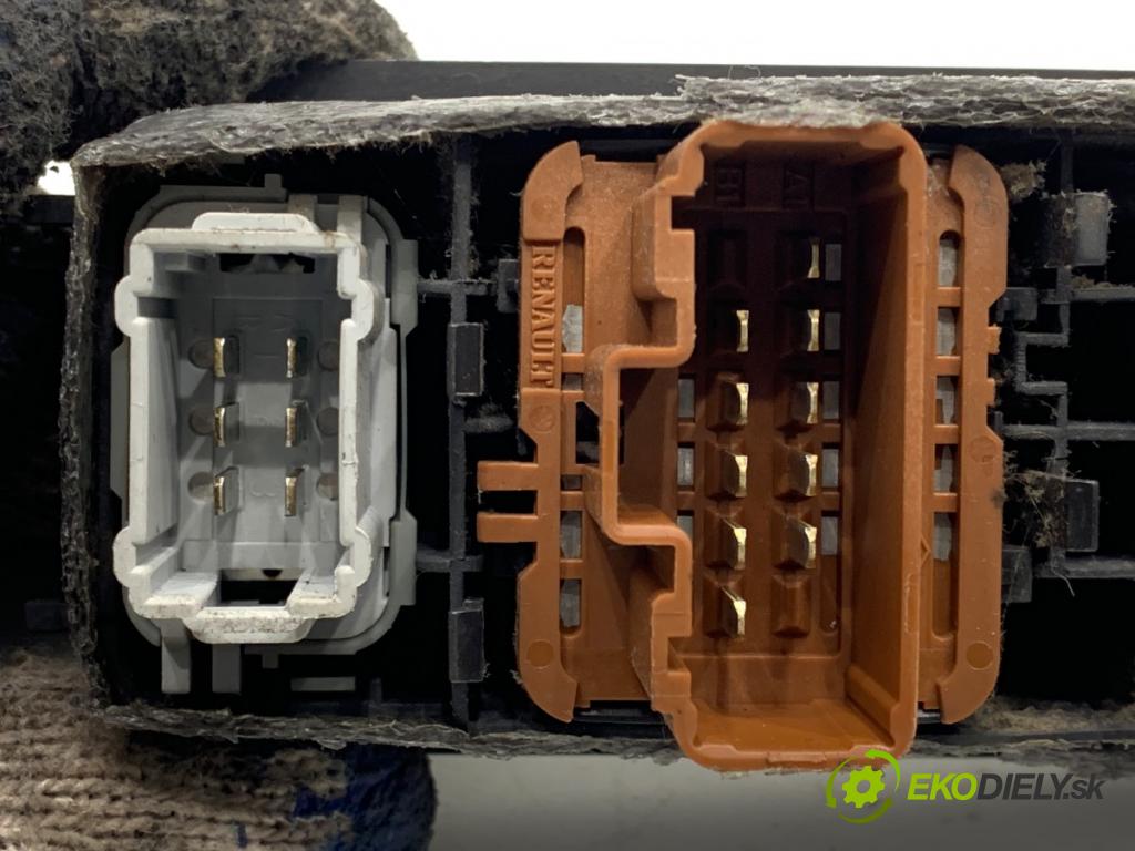 RENAULT SCÉNIC II nadwozie wielkoprzestrzenne (MPV) 2004 99 kW 2.0 (JM05, JM0U, JM1N, JM1U, JM2V) 1998 Prepínač okien 156018070 (Prepínacie páčky pod volantom)