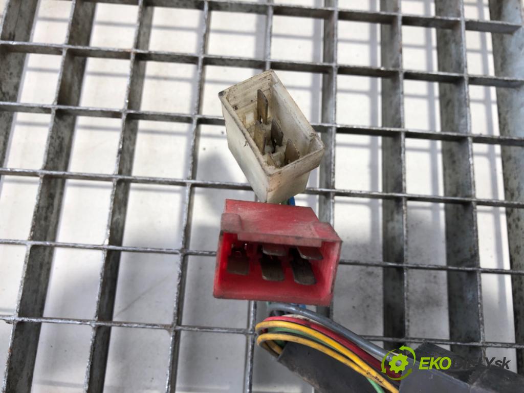 STAR   1985    Prepínač kombinovaný  (Prepínacie páčky pod volantom)