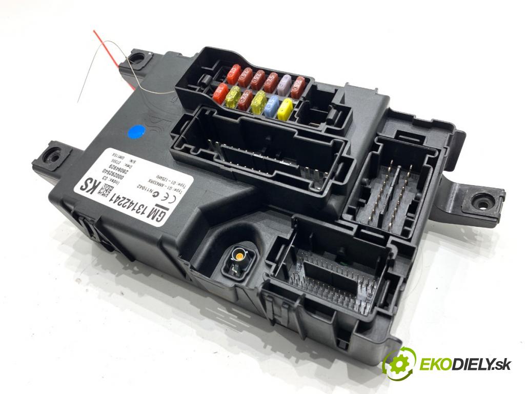 OPEL CORSA D liftback 2006 66 kW 1.3 CDTI (L08, L68) 1248 modul BSI 13142241 (Pojistková skříňka)