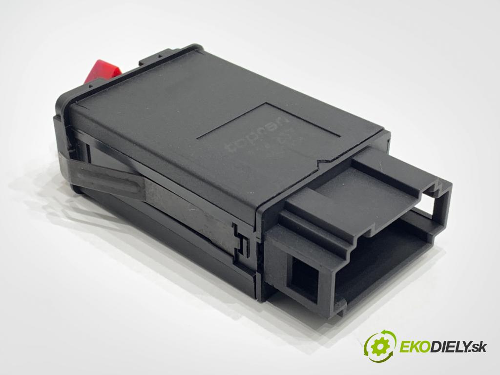 AUDI A4 B5 Kombi 2000 85 kW 1.9 TDI 1896 Spínač svetiel výstražných (núdzových)  (Prepínacie páčky pod volantom)