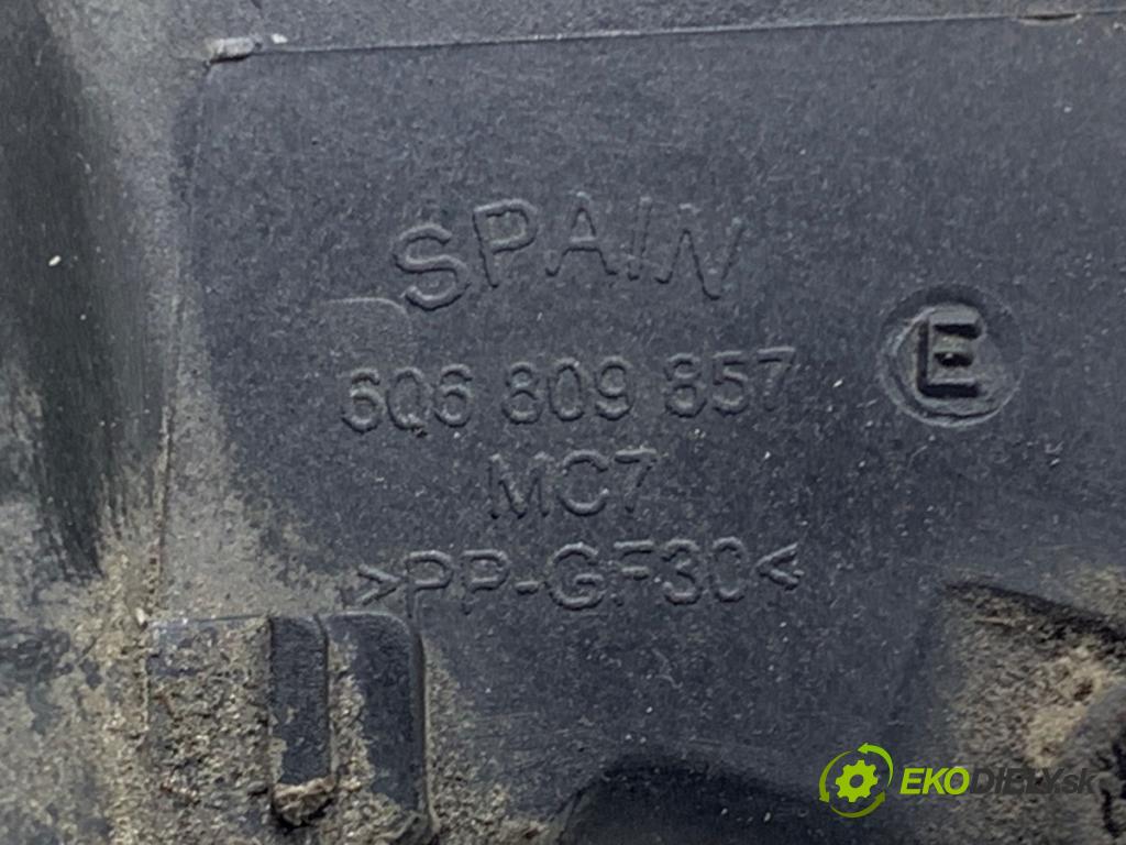 VW POLO IV 9N liftback 2006 55 kW 1.4 16V 1390 Dvierka nádrže paliva 6Q6809857E (Kľučka dverí ostatné)