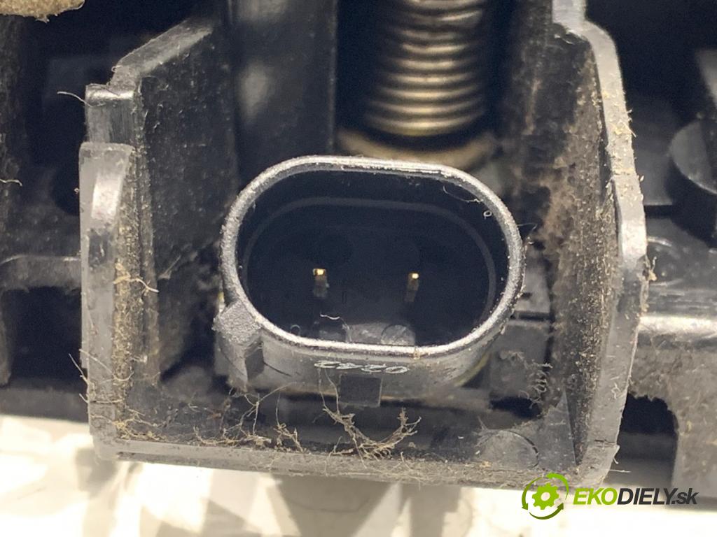 VW POLO IV 9N liftback 2002 55 kW 1.4 TDI 1422 zámok Dvere ľavy predný