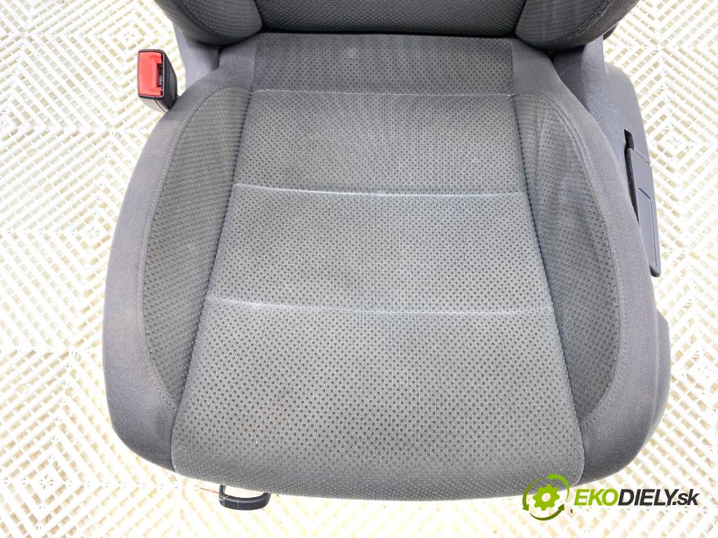 VW GOLF V liftback 2004 103 kW 2.0 TDI 1968 Sedadlo ľavy predný