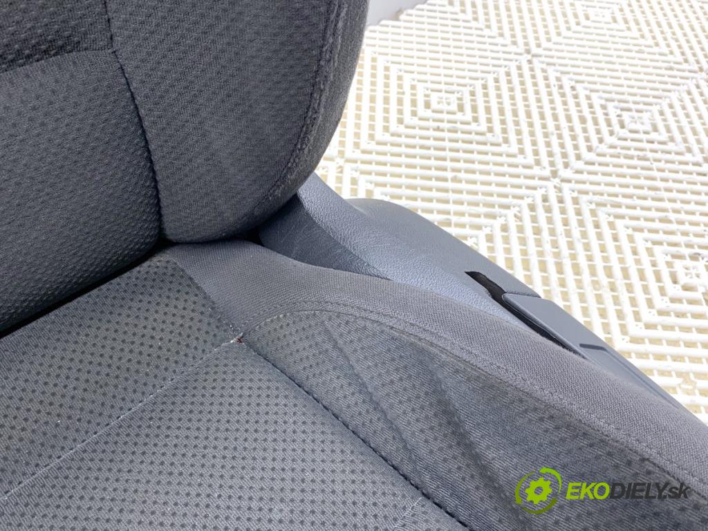 VW GOLF V liftback 2004 103 kW 2.0 TDI 1968 Sedadlo ľavy predný