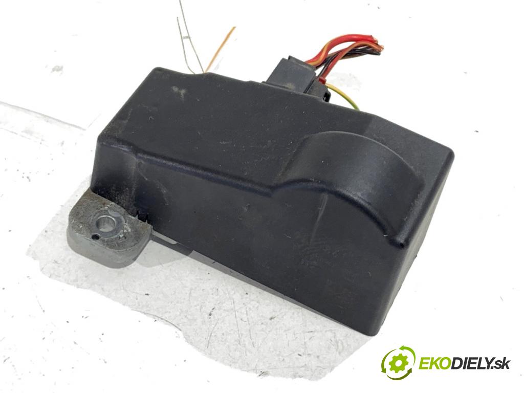 VW PASSAT B6 sedan 2005 103 kW 2.0 TDI 1968 blokáda volantu 3C0905861C (Řízení ostatní)