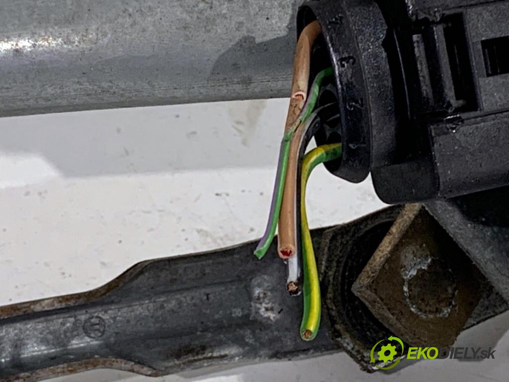 AUDI A4 B6 sedan 2001 96 kW 2.0 1984 Mechanizmus stieračov predný 8E1955603D (Motorček stieračov predný)