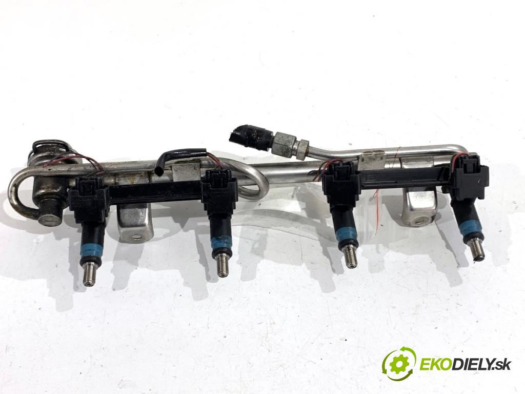 AUDI A4 B6 sedan 2001 96 kW 2.0 1984 Lišta vstrekovacia 06B133551K (Vstrekovacia lišta)