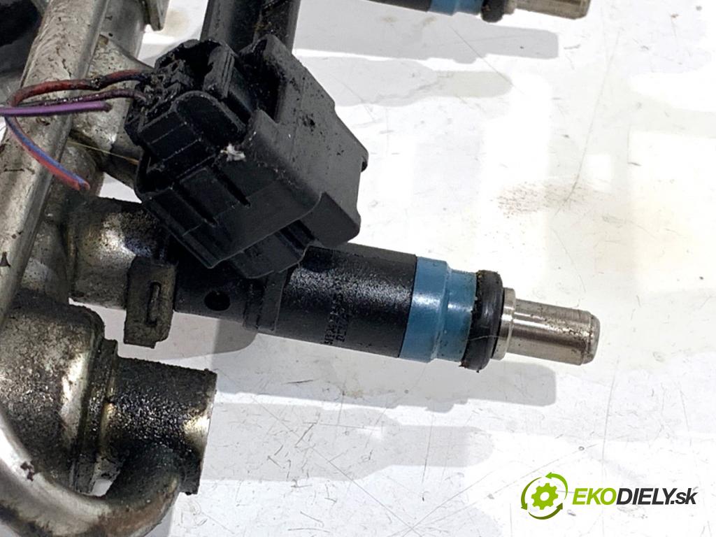 AUDI A4 B6 sedan 2001 96 kW 2.0 1984 Lišta vstrekovacia 06B133551K (Vstrekovacia lišta)