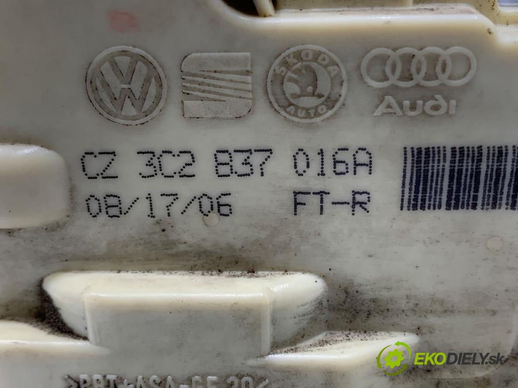 VW PASSAT B6 sedan 2006 77 kW 1.9 TDI 1896 zámok Dvere pravy predný 3C2837016A
