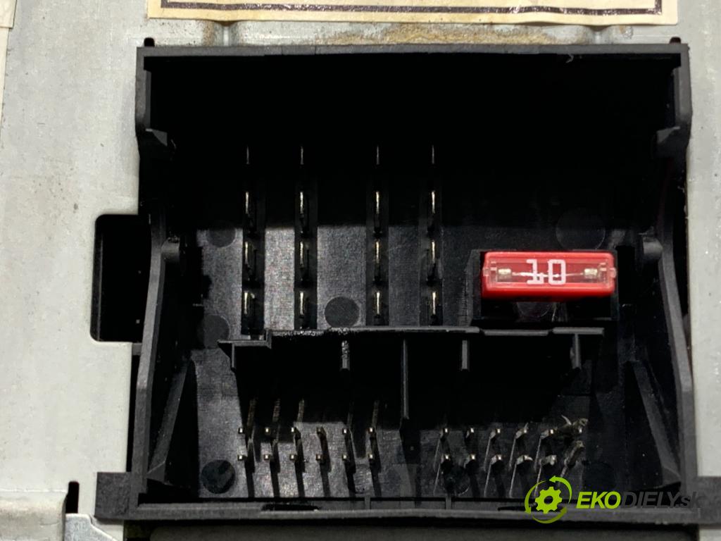 VW PASSAT B6 sedan 2006 77 kW 1.9 TDI 1896 RADIO 1K0035186R (Audio zariadenie)