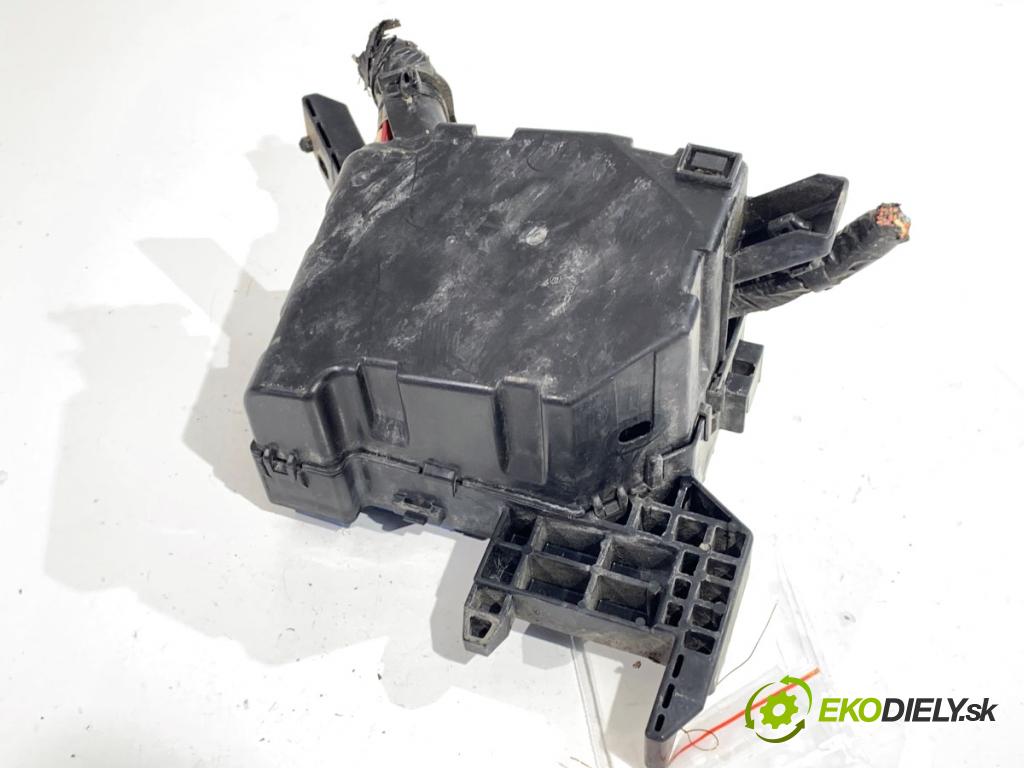 FIAT SEDICI SUV 2011 88 kW 1.6 16V 4x4 1586 skříňka poistková  (Pojistková skříňka)