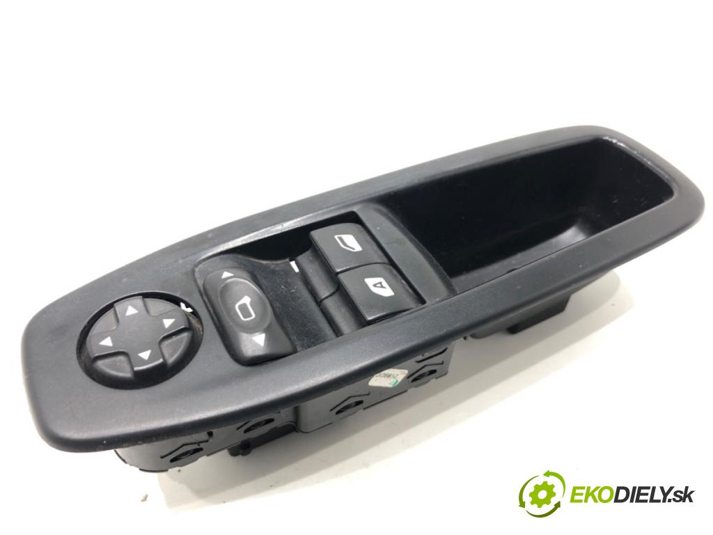 PEUGEOT 208 I liftback 2012 50 kW 1.4 HDi 1398 Prepínač okien 96758211ZD (Prepínacie páčky pod volantom)