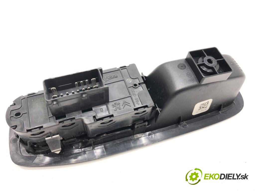 PEUGEOT 208 I liftback 2012 50 kW 1.4 HDi 1398 Prepínač okien 96758211ZD (Prepínacie páčky pod volantom)