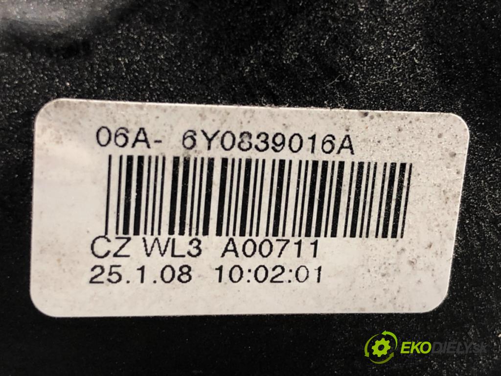SKODA FABIA II liftback 2008 51 kW 1.2 1198 zámok Dvere pravy zad 6Y0839016A
