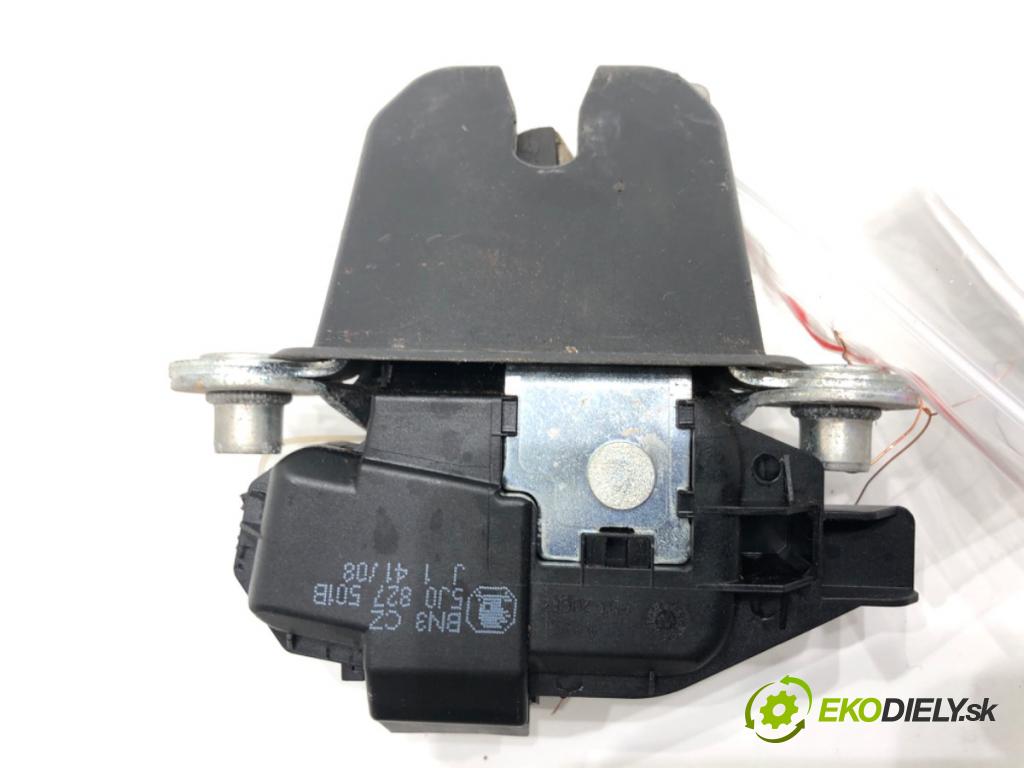 SKODA FABIA II liftback 2008 51 kW 1.2 1198 zámok dverí zad 5J0827501B