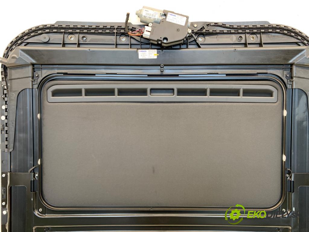 SKODA KAROQ SUV 2018 85 kW 1.6 TDI 1598 strešné okno 4G8959591 (Sklo karosérie)