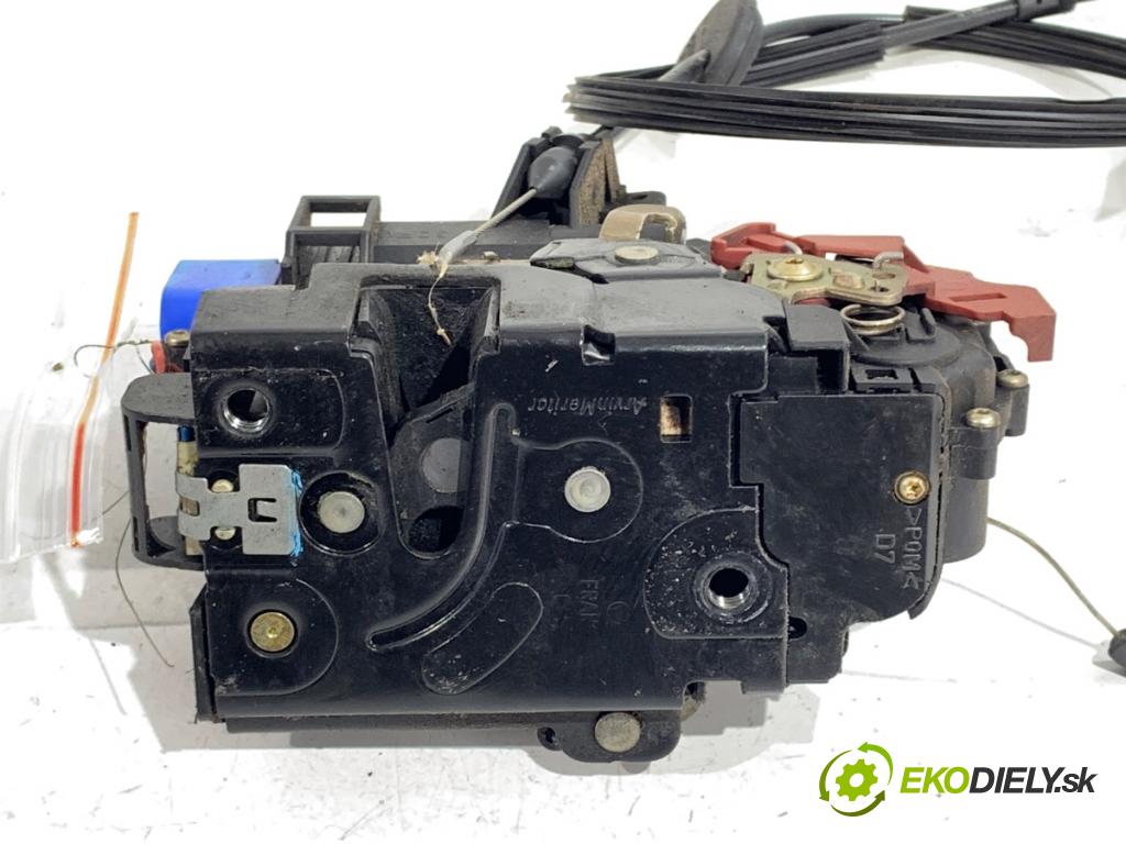 VW GOLF V liftback 2004 55 kW 1.4 16V 1390 zámok Dvere pravy predný 3D1837016