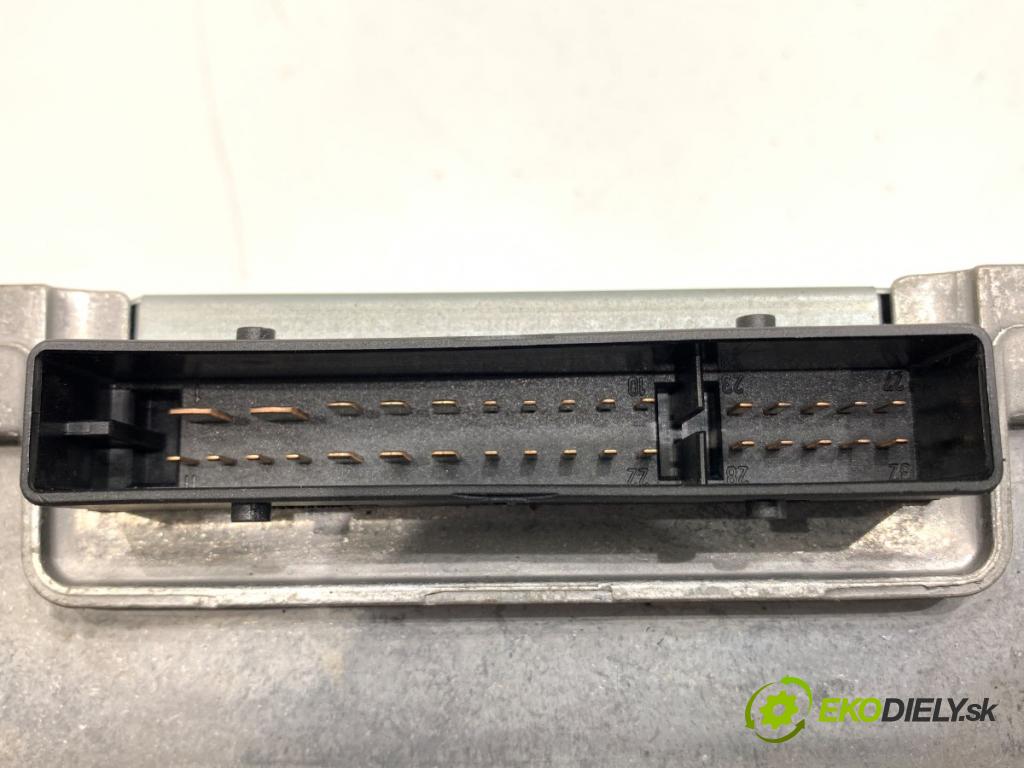 AUDI A4 B8 sedan 2008 132 kW 2.0 TFSI 1984 Zosilňovač 8T0035223AD (Zosilňovač)