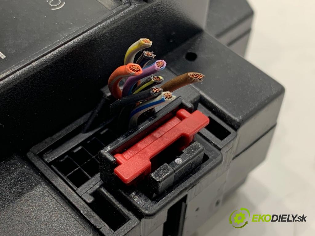 AUDI A4 B8 sedan 2008 132 kW 2.0 TFSI 1984 spinačka 8K0909131C (Spínacia skrinka)