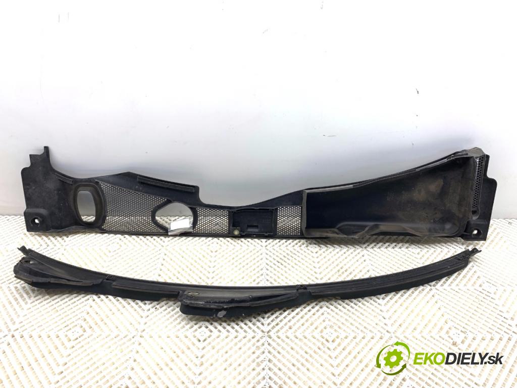 AUDI A4 B8 sedan 2008 132 kW 2.0 TFSI 1984 Torpédo, plast pod čelné okno 8K1819447 8K1819403 (Torpédo (plast pod čelným sklom))