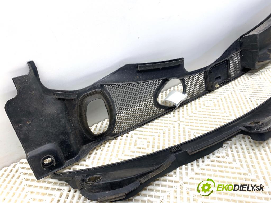 AUDI A4 B8 sedan 2008 132 kW 2.0 TFSI 1984 Torpédo, plast pod čelné okno 8K1819447 8K1819403 (Torpédo (plast pod čelným sklom))