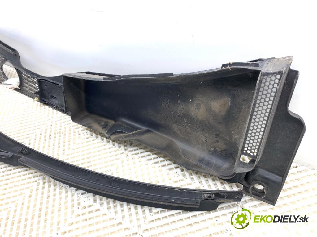 AUDI A4 B8 sedan 2008 132 kW 2.0 TFSI 1984 Torpédo, plast pod čelné okno 8K1819447 8K1819403 (Torpédo (plast pod čelným sklom))