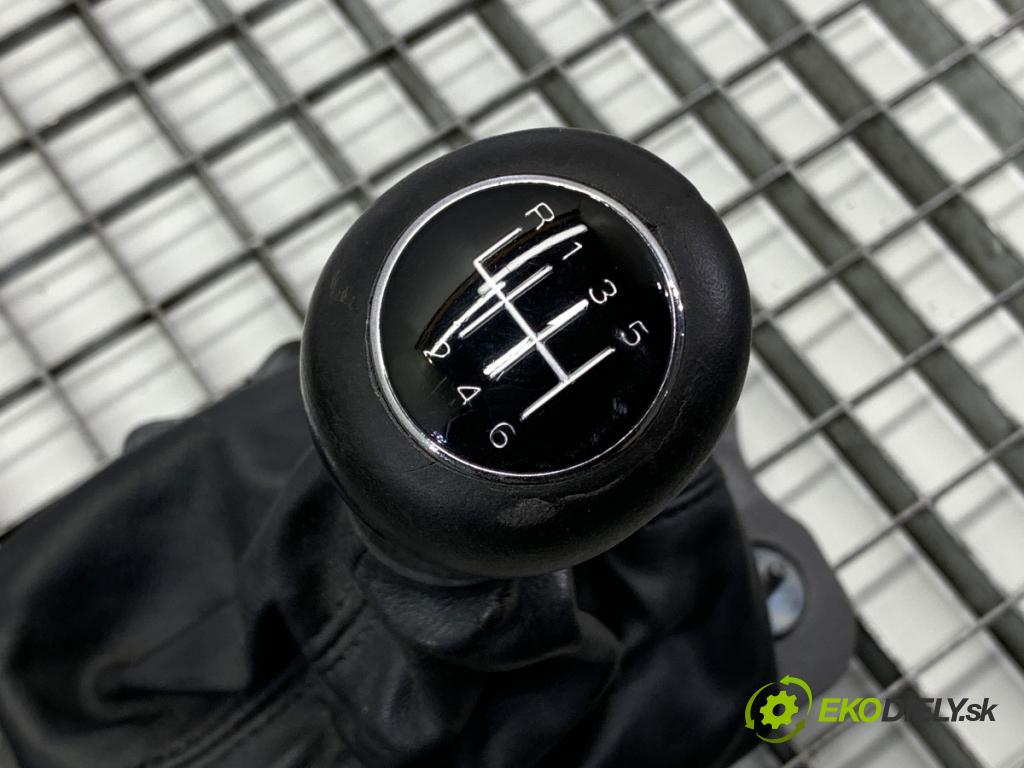 AUDI A4 B8 sedan 2008 132 kW 2.0 TFSI 1984 Kulisa 8K0711025K (Rýchlostná páka (kulisa))