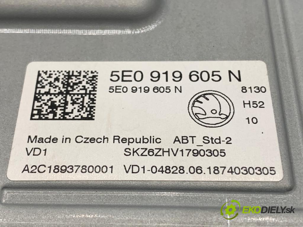 SKODA OCTAVIA III Kombi 2018 85 kW 1.6 TDI 1598 RADIO Dislpej 5E0919605N