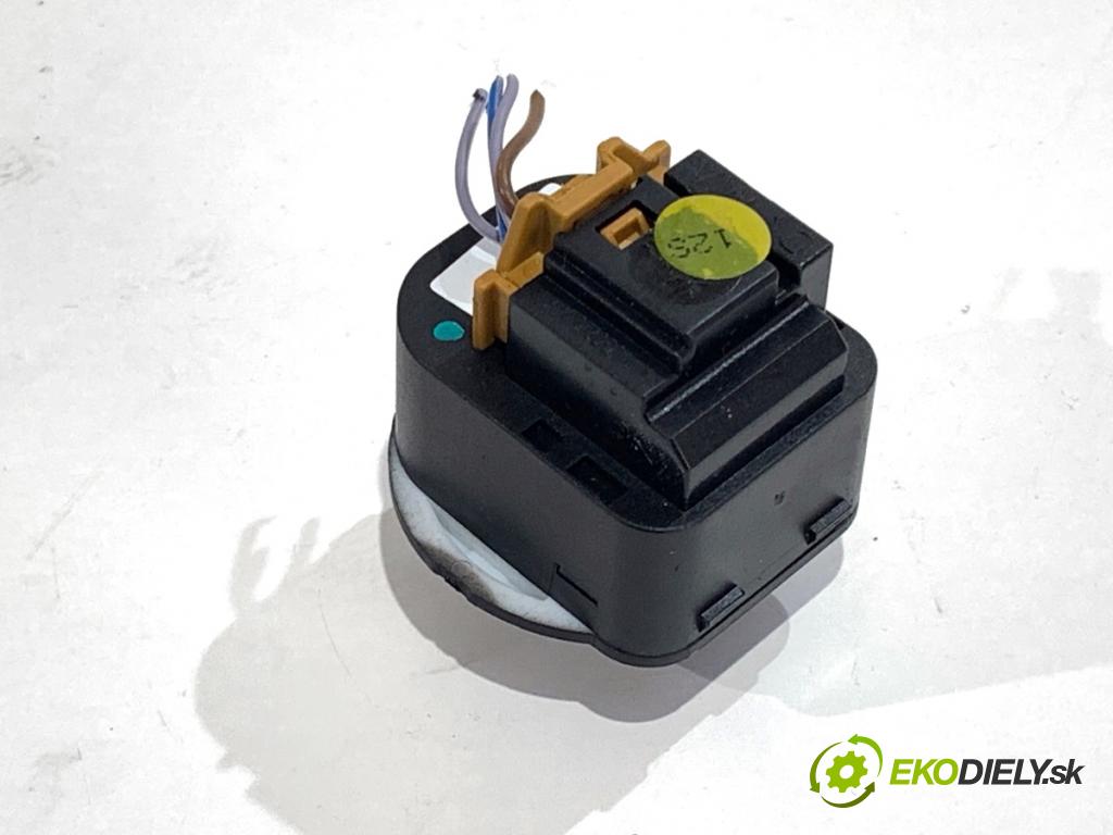 SKODA OCTAVIA III Kombi 2018 85 kW 1.6 TDI 1598 Prepínač nastavenia spätných zrkadiel 5E0959565C (Prepínacie páčky pod volantom)