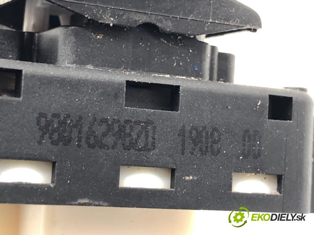 CITROEN C3 III liftback 2018 61 kW 1.2 PureTech 82 1199 Prepínač okien 98016298ZD (Prepínacie páčky pod volantom)