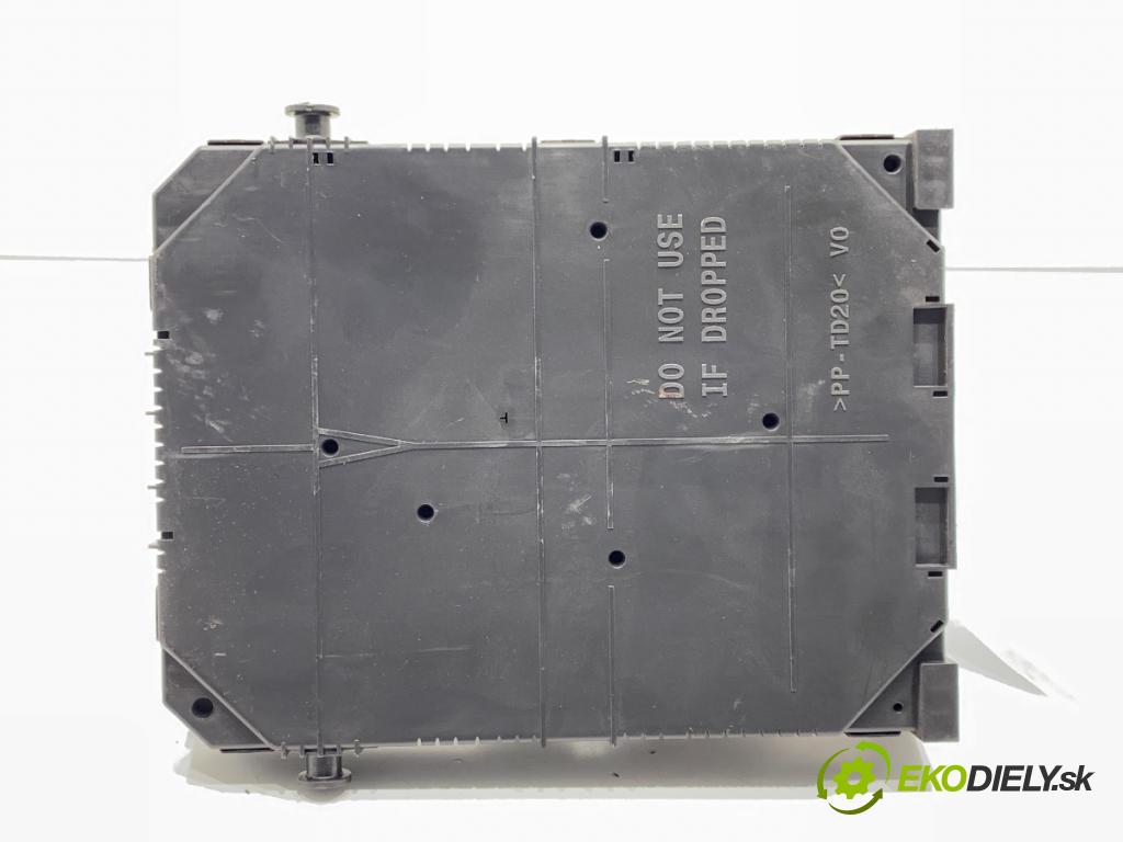 CITROEN C3 III liftback 2018 61 kW 1.2 PureTech 82 1199 modul BSI 9819851180 (Pojistková skříňka)