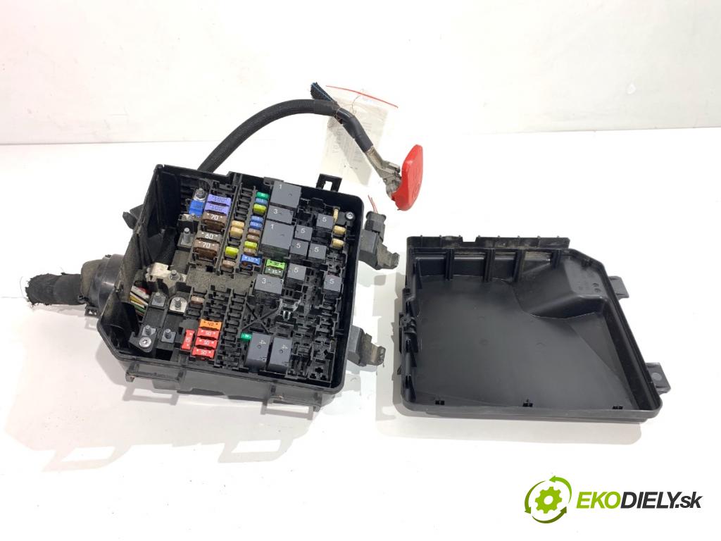 PEUGEOT 308 SW III Kombi 2022 96 kW PureTech 130 (FRHNSL, FRHNST) 1199 skříňka poistková 9843058980 (Pojistková skříňka)