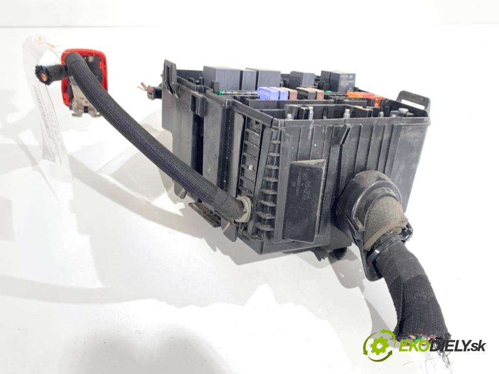 PEUGEOT 308 SW III Kombi 2022 96 kW PureTech 130 (FRHNSL, FRHNST) 1199 skříňka poistková 9843058980 (Pojistková skříňka)