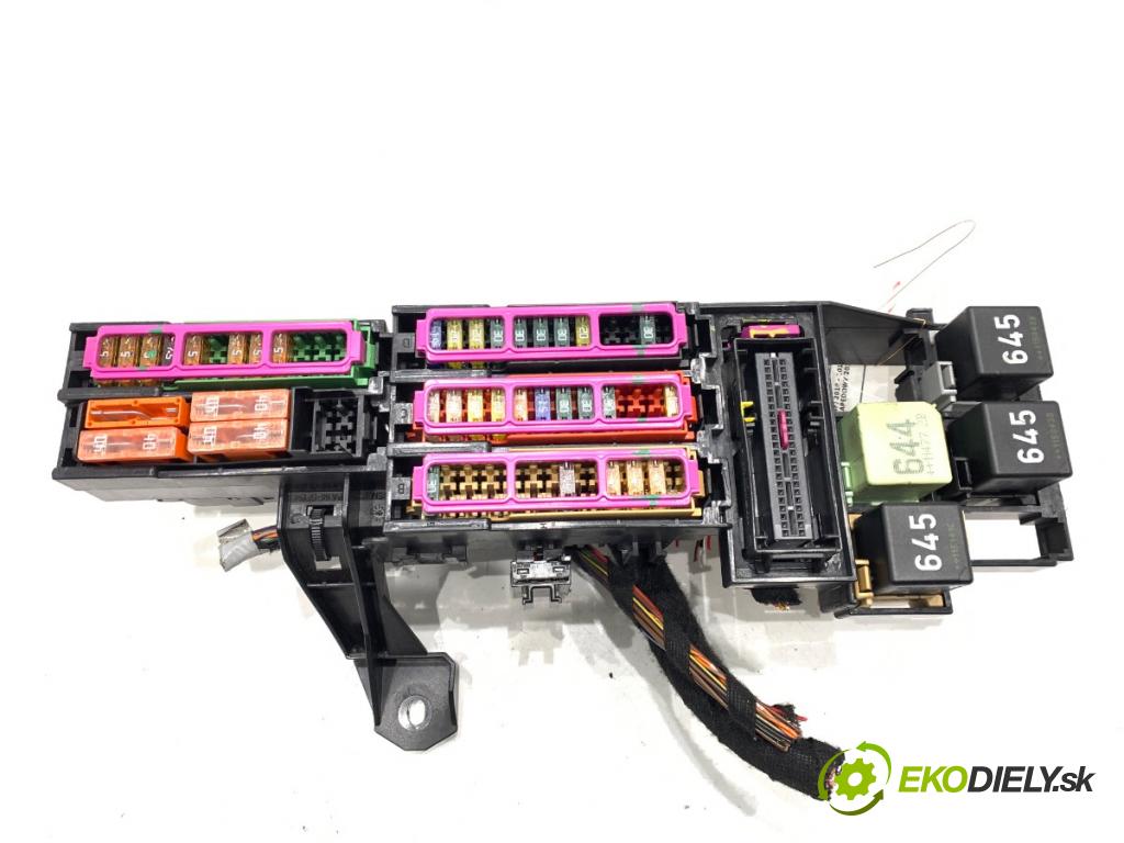 AUDI A7 4G liftback 2012 230 kW 3.0 TDI quattro 2967 skříňka poistková  (Pojistková skříňka)