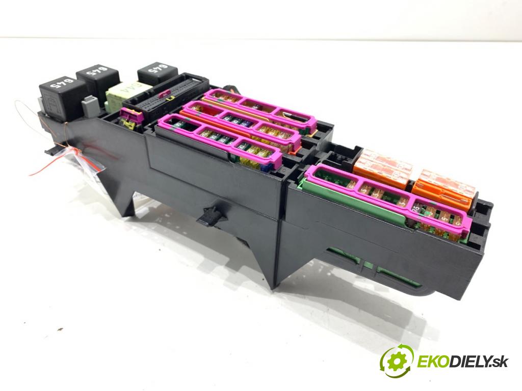 AUDI A7 4G liftback 2012 230 kW 3.0 TDI quattro 2967 skříňka poistková  (Pojistková skříňka)