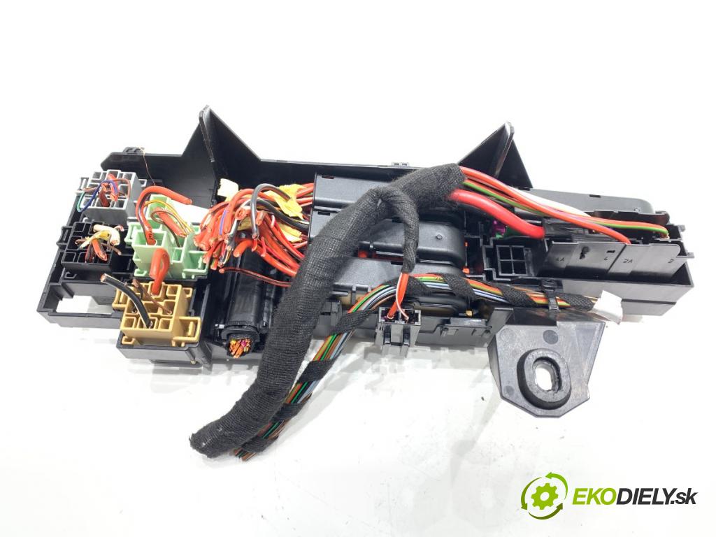 AUDI A7 4G liftback 2012 230 kW 3.0 TDI quattro 2967 skříňka poistková  (Pojistková skříňka)